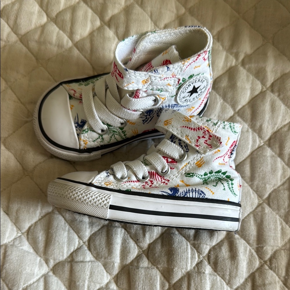 infant Converse dinosaur Sneakers Classic high top NWOT